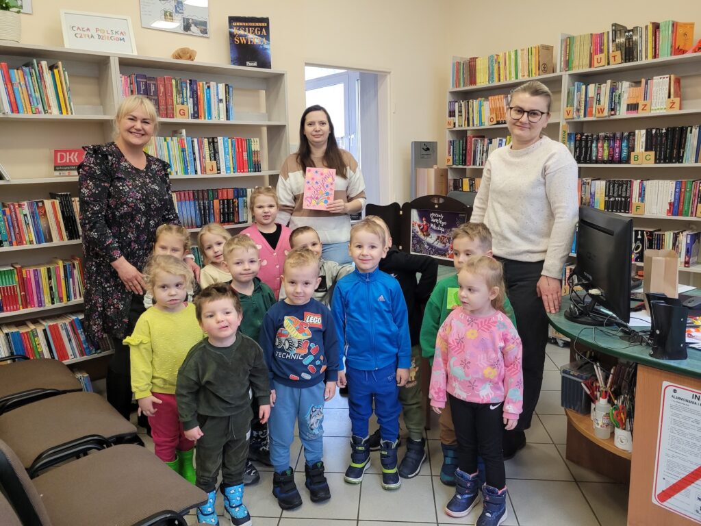 Przedszkolaki z wizytą w bibliotece w Grabowie Przedszkolaki z wizytą w bibliotece w Grabowie