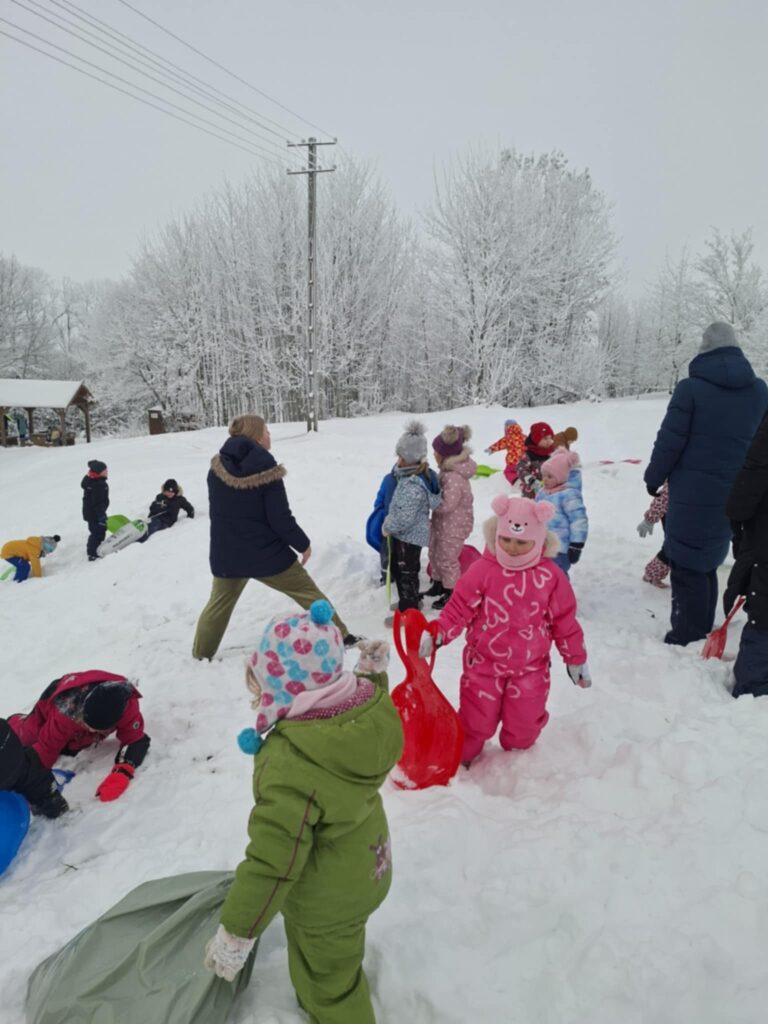 Śnieżne harce przedszkolaków