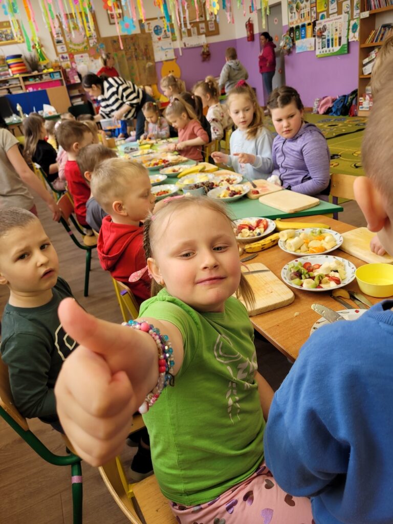 Kolorowa i zdrowa sałatka owocowa